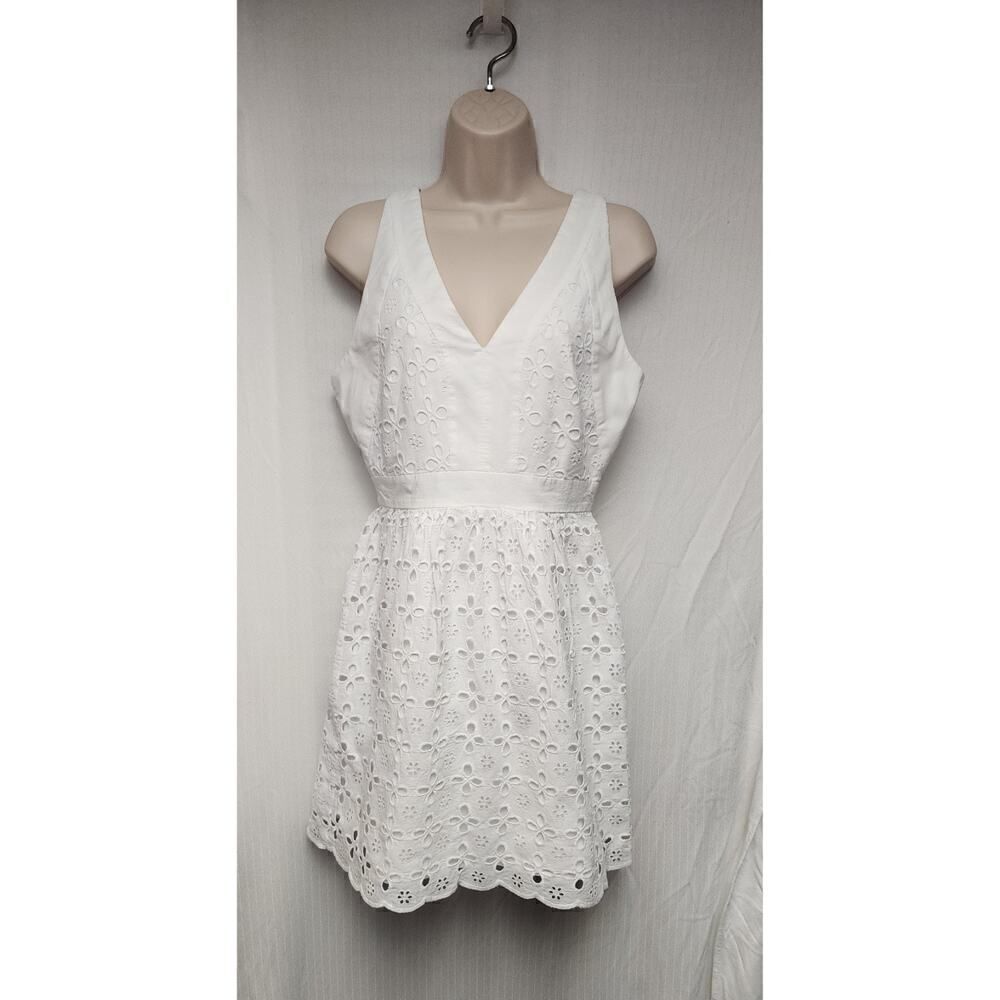 Laundry White V-Neck Low Back Eyelet Fit & Flare Knee Length Dress Size 4 - Picture 3 of 8